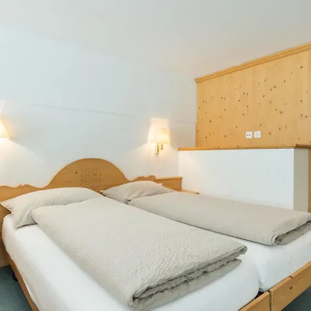 Chesa Surlej Szálloda 3*